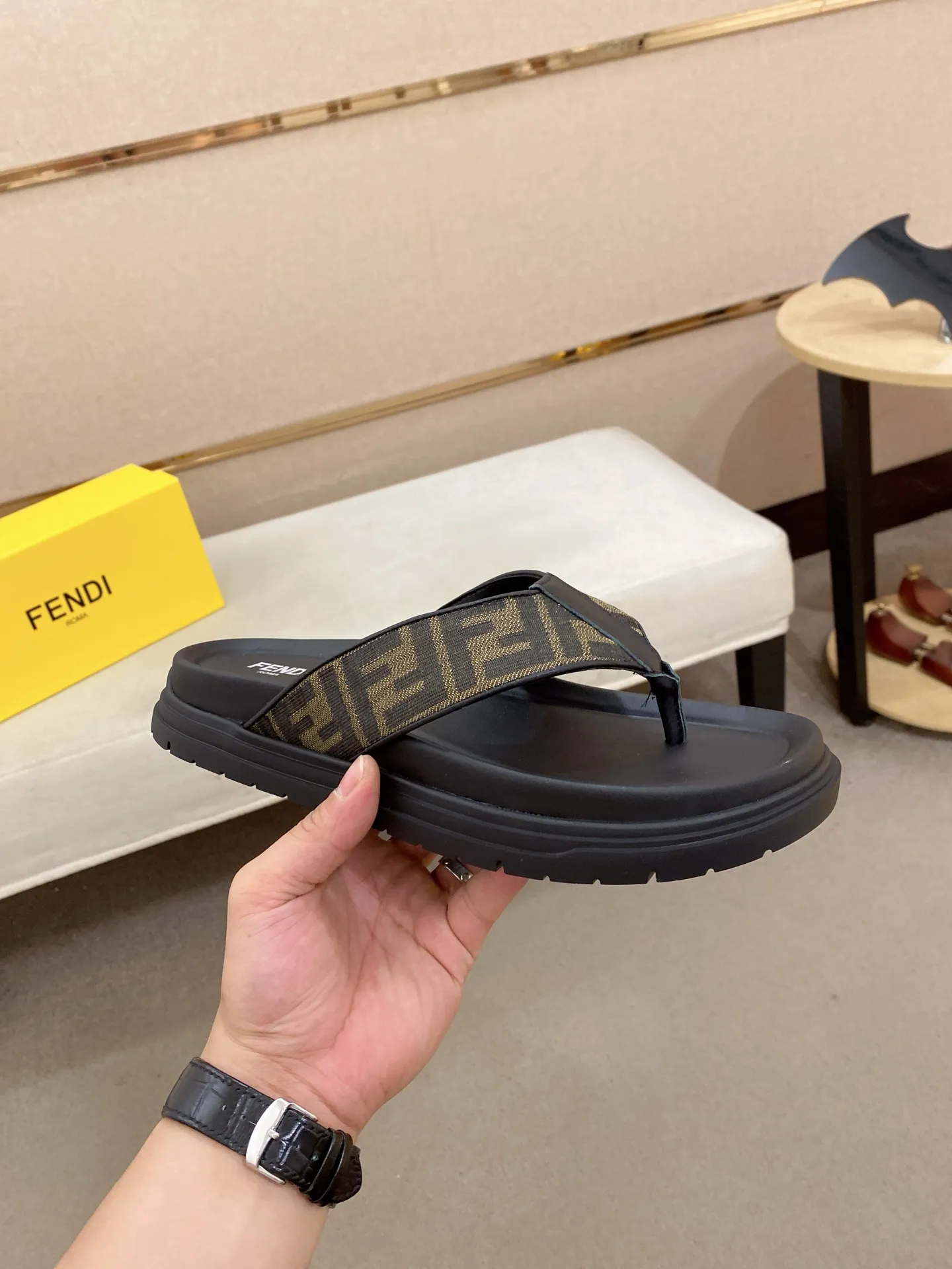 Factory price: 320💰 [Fendi Slippers] High-end brand of men's shoes, official website 1:1 latest masterpiece: original mold customization, the fabric is made of imported original materials, upgraded outsole, lighter and non-slip. The market's top quality, simple yet tasteful, a must-have for fashionistas, fashionable at your feet, full of confidence, the same style at the counter 👍The season of summer slippers is here. Code: 38-44 (45 is custom-made and cannot be returned or exchanged)
